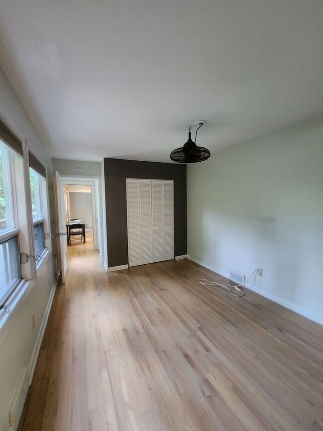 Building Photo - North Asheville Rental!