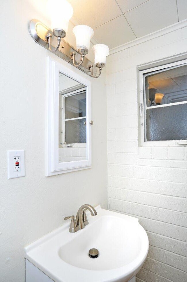 Building Photo - 3 BR/1.5 BA with large yard, new kitchen &...
