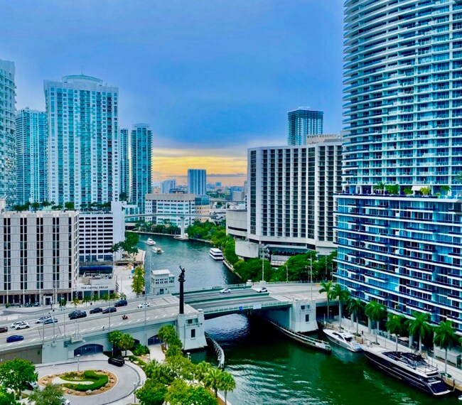 Building Photo - 475 Brickell Ave