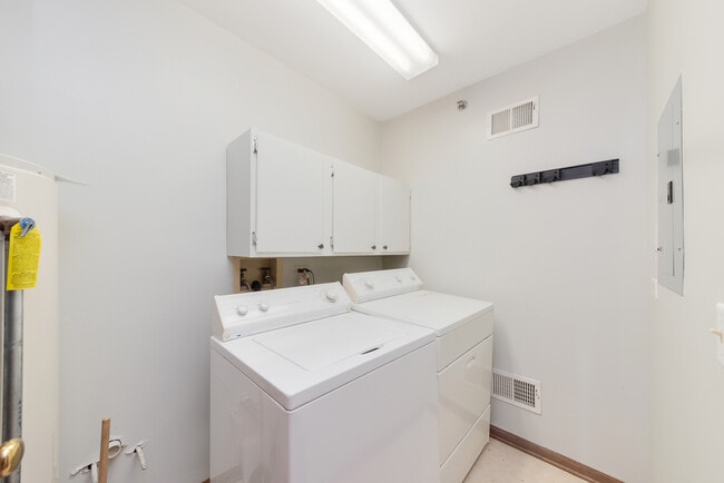 Building Photo - 5S510 Scots Dr
