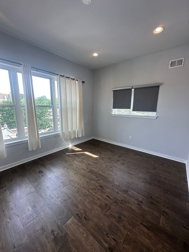 Building Photo - Beautifully Renovated 4 Bed/ 3.5 Bath With Rooftop!