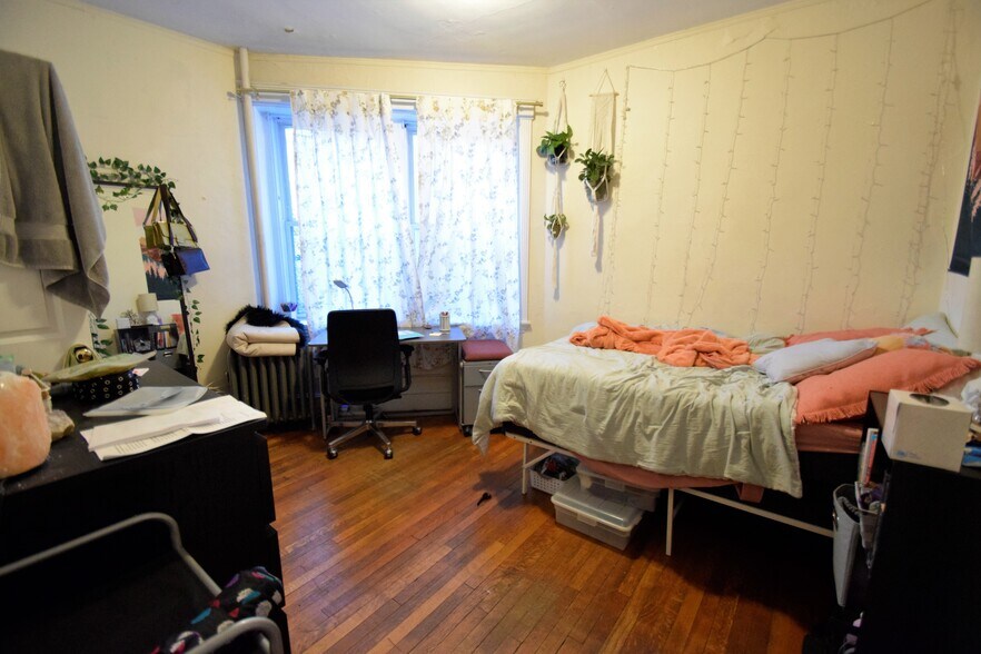 Building Photo - 322 Saint Paul St