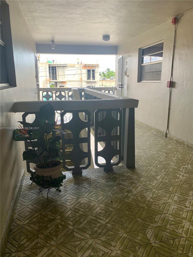 Building Photo - 1250 W 26th Pl