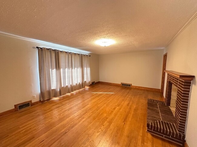 Building Photo - Graham area