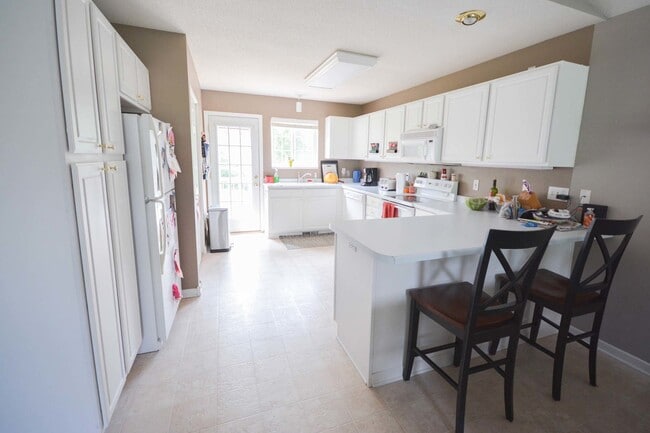 Building Photo - Private End-Unit Townhome with Walkout Basement