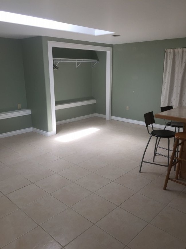 Building Photo - Adorable Clean Studio/ Mother-in-Law apt.
