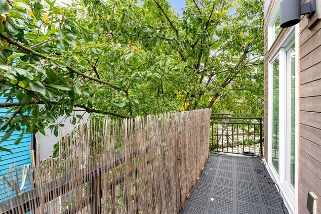 Building Photo - Gorgeous 3 Bd/2.5 Ba Seattle Townhouse