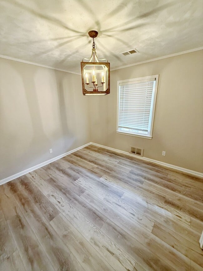 Building Photo - Cozy, Contemporary Living in a Quiet Community!