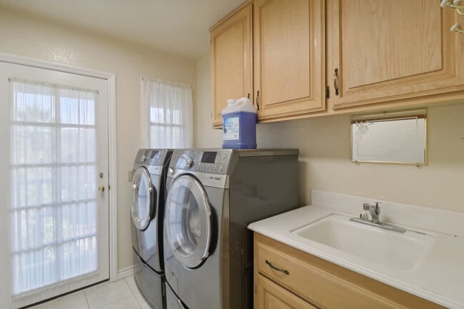 Building Photo - 2908 Lakemont Dr