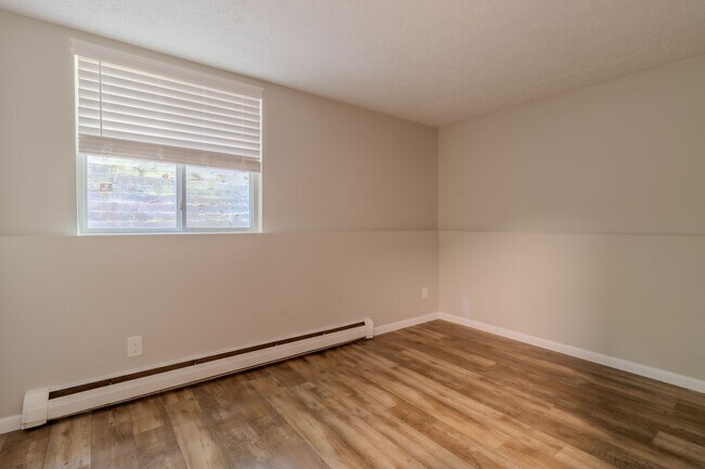 Building Photo - Spacious Dream Apartment — Right Where You...