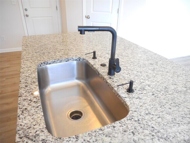 Building Photo - 3058 Eastcott Ave