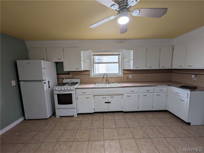 Building Photo - 162 Stewart Ave