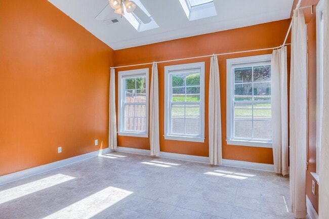 Building Photo - 3 Bedroom, 3 Bathroom Winston Salem Townhome