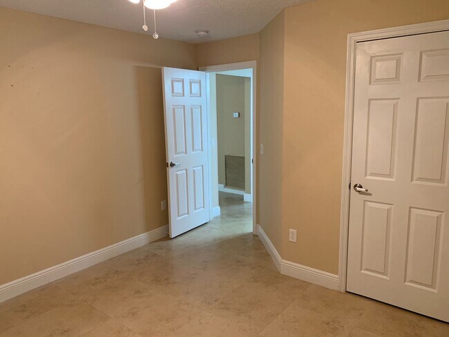 Building Photo - 4 Bedroom 2 bath CBS House with 2 car garage