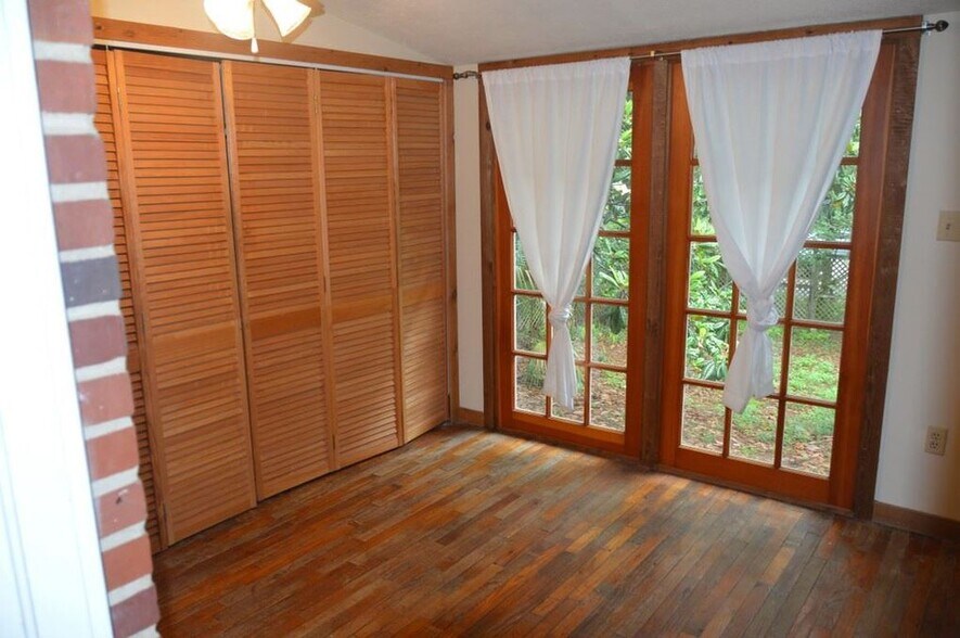 Landry Room - 145 Belmont Rd