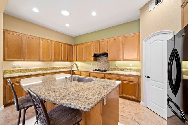 Building Photo - Beautiful & Spacious Single Level Eastlake...