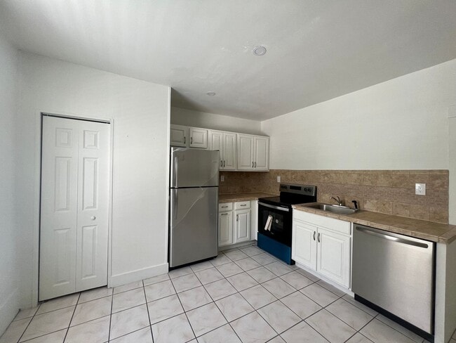Building Photo - 3/2 ground floor unit in downtown historic...