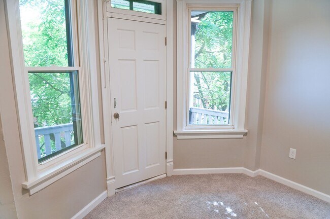 Building Photo - 4 Bedroom on Penn - Section 8 Approved