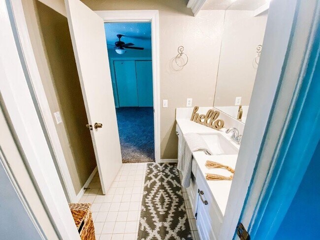 Building Photo - 4 or 5 bedroom and a bonus room with 4 baths for rent in SW OKC (Moore schools)!  Lots of space a...