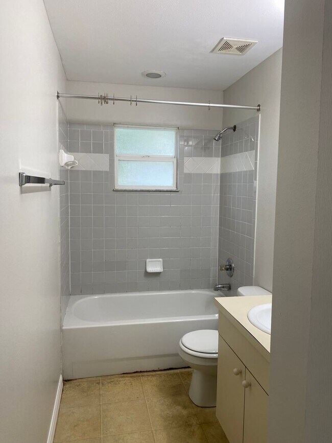 Building Photo - Spacious 2 bedroom, 2 bath duplex located ...