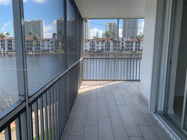 Building Photo - 2999 Point E Dr