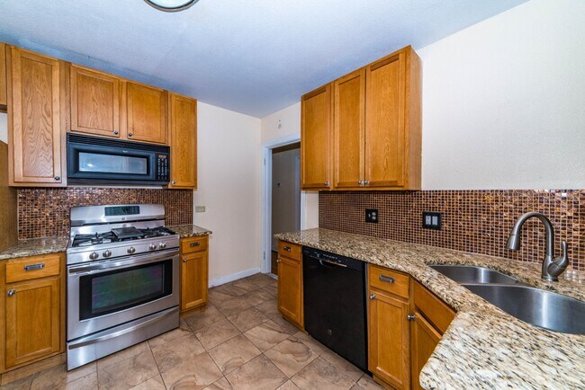 Building Photo - 2218 W Mistletoe Ave