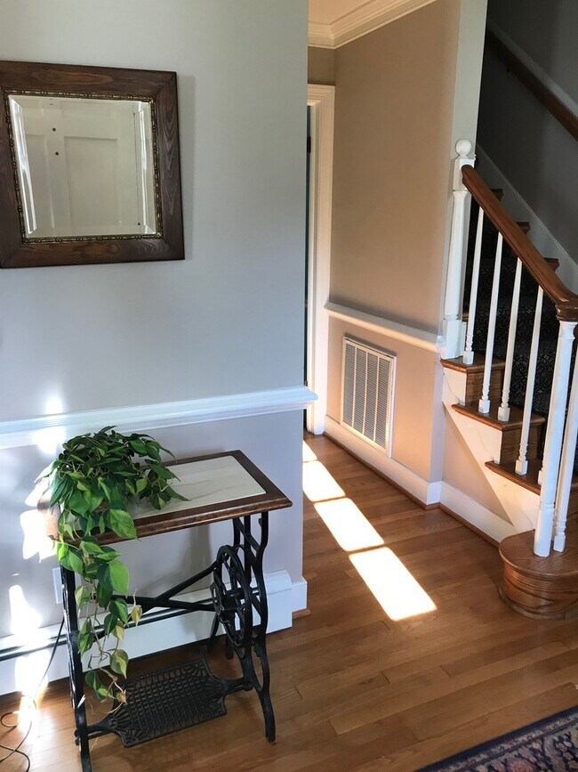 Building Photo - Renovated Colonial in Bon Air