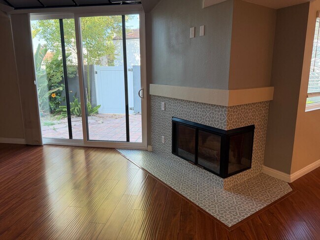 Building Photo - 2 bed, 2.5 bath Le Parc townhome
