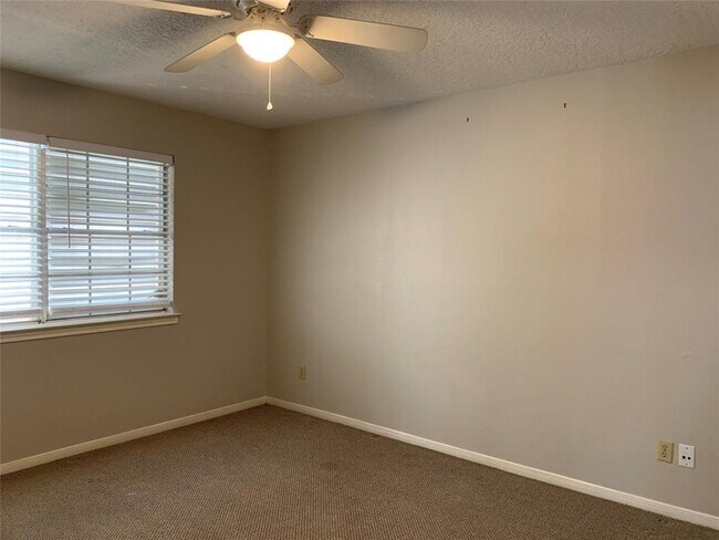 Building Photo - 585 Warsaw Dr
