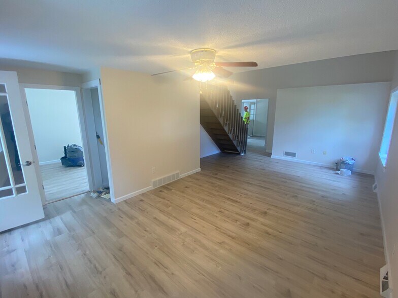 LARGE LIVING AREA - 3316 Asbury Rd