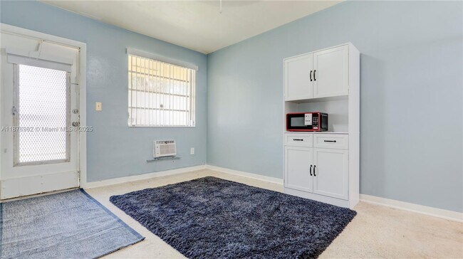 Primary Photo - 28 NW 170th St