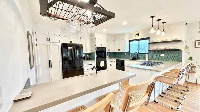 Building Photo - Beautifully Furnished & Appointed, Shorter...