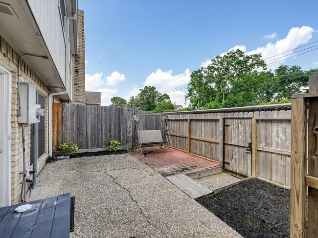 Building Photo - 1653 W Sam Houston Pkwy S