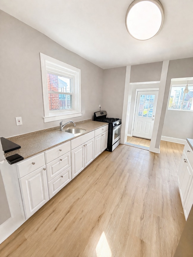 Building Photo - Beautifully Modern 3BR Townhome | Finished Basement | Fenced Yard | Baltimore