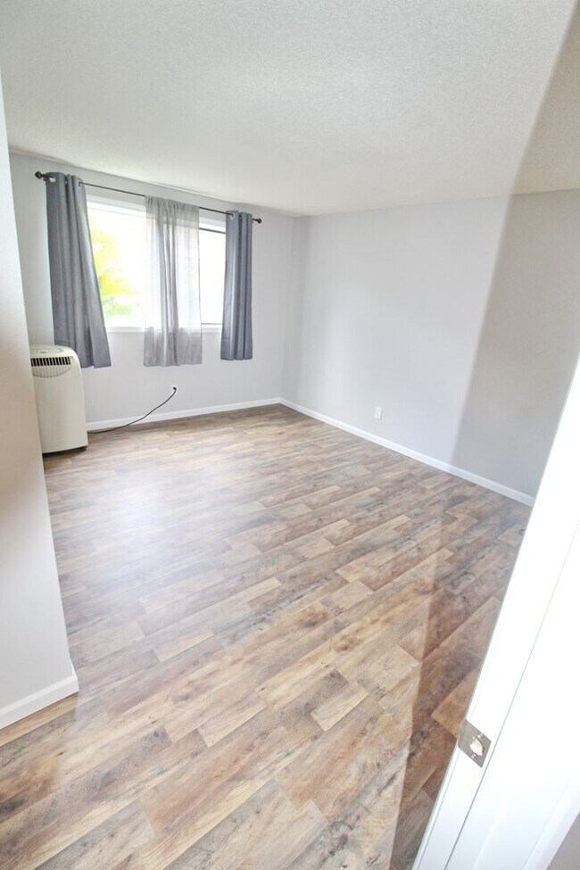Building Photo - Rare 3-Bedroom, 2-Bath Condo in Sunny Sout...