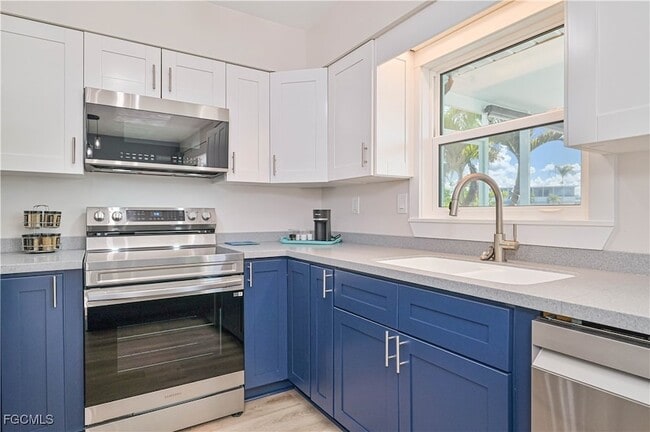 Building Photo - 2868 Sanibel Blvd