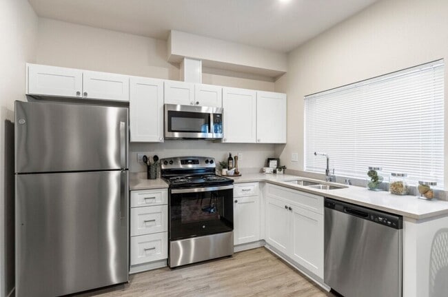 Building Photo - Astor Community