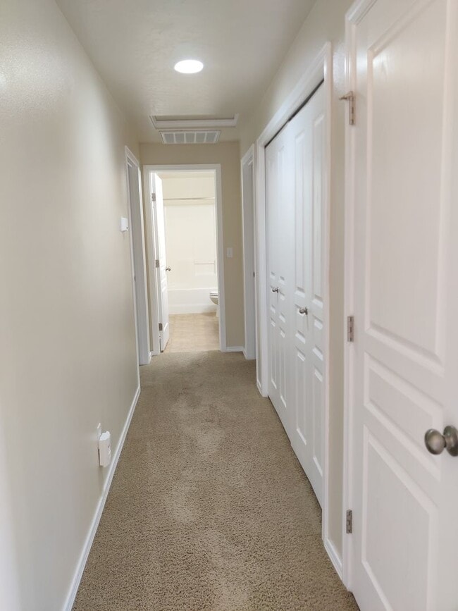 Building Photo - West Kennewick Location Close to Freeway A...