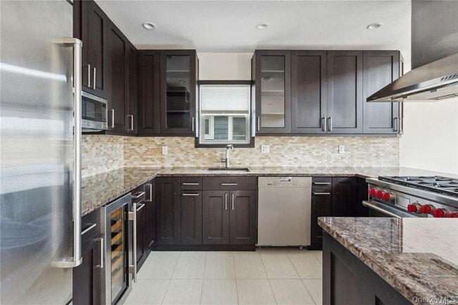 Building Photo - 225 E Walnut St