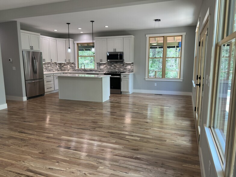 Open floor plan - 52 Crest Circle Dr