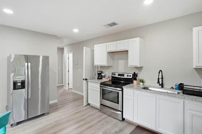 Building Photo - 830 Porter St