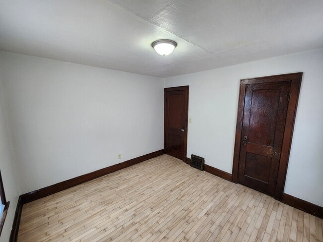 Building Photo - 2 Bedroom Lower Heat & Water Included