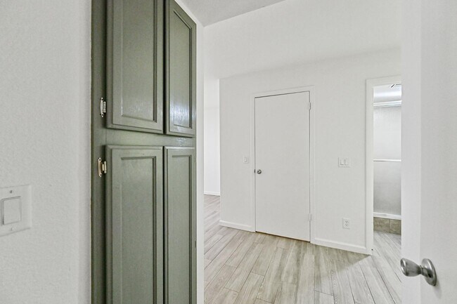 Building Photo - 1075 E Chandler Blvd