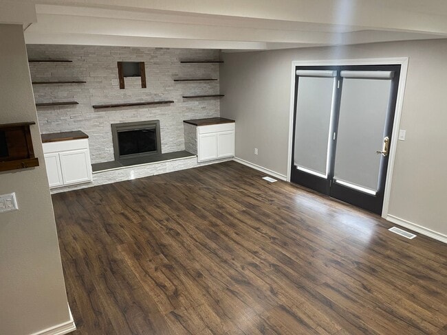 Building Photo - Executive home for rent! Excellent locatio...