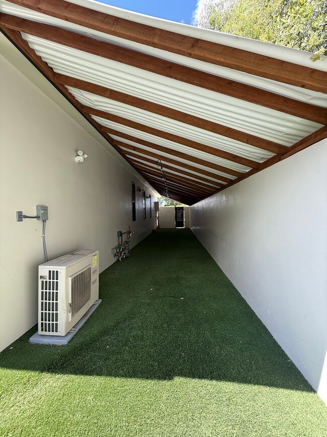 Building Photo - 3 bed, 2 bath ADU with private yard