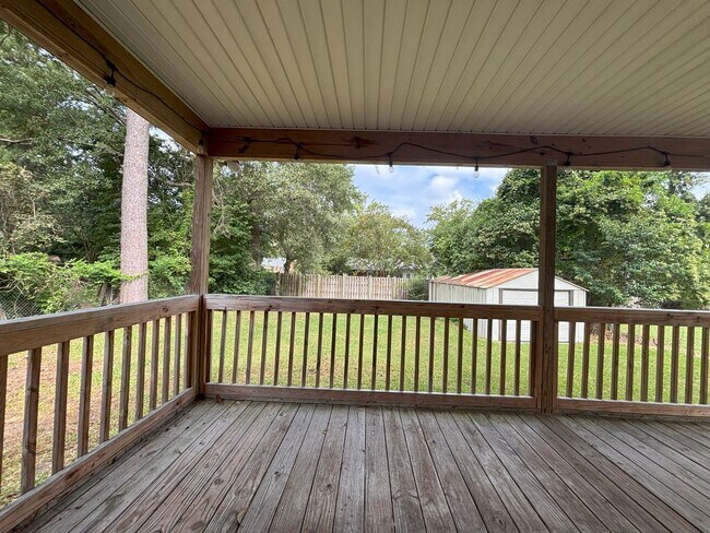 Building Photo - Get on over to Glendale!