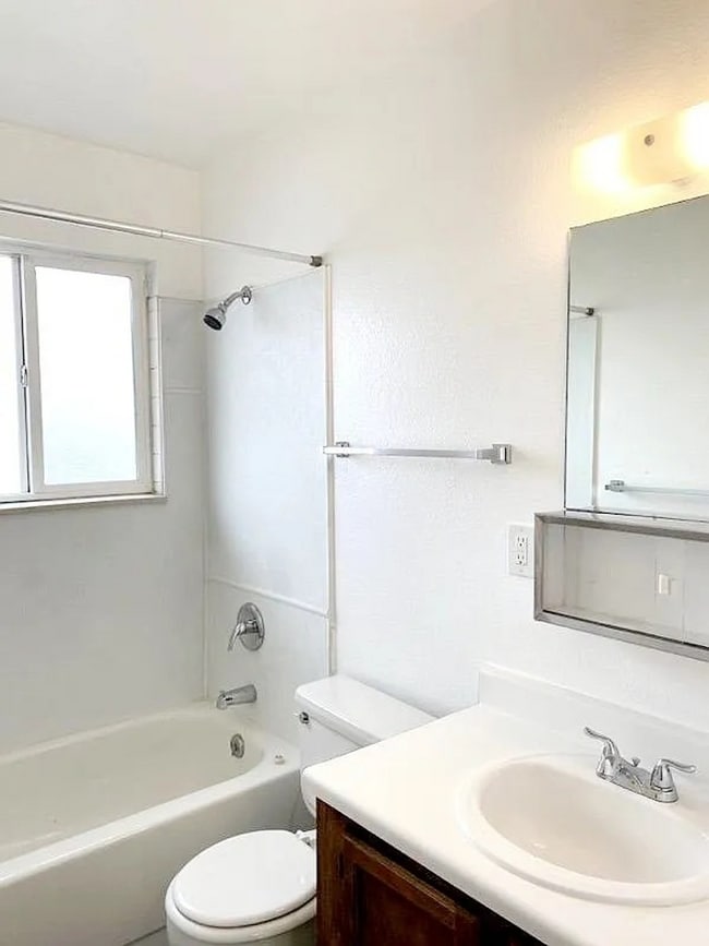 Building Photo - 2 bedroom townhome on east side-Don't miss...