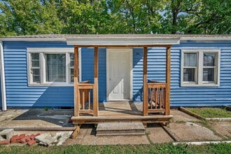 Building Photo - College Duplex