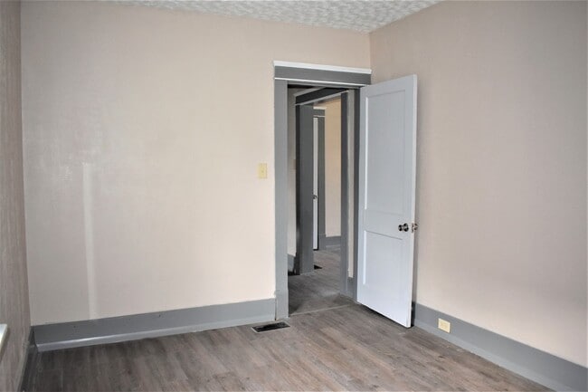 Building Photo - LEASE PENDING AS OF 06/06/25: Charming 3 b...