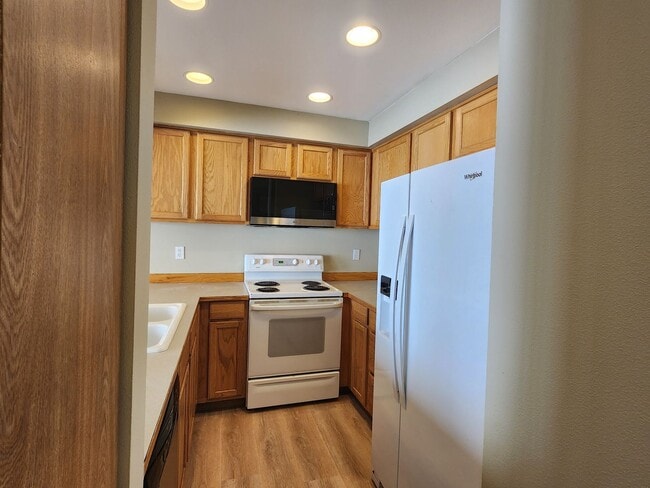 Building Photo - Beautiful 2 bed 2.5 bath Townhome Monroe $2545/mo